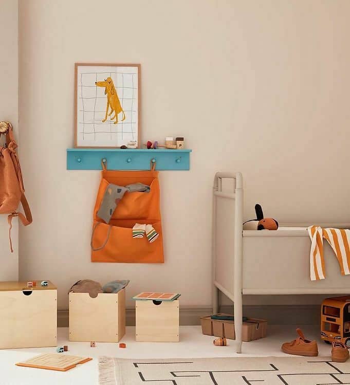 Kid’s shelf with hooks turqoise