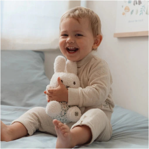 Miffy hug 20 cm Lucky Leaves