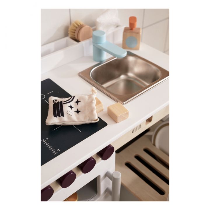 Play kitchen with dishwasher