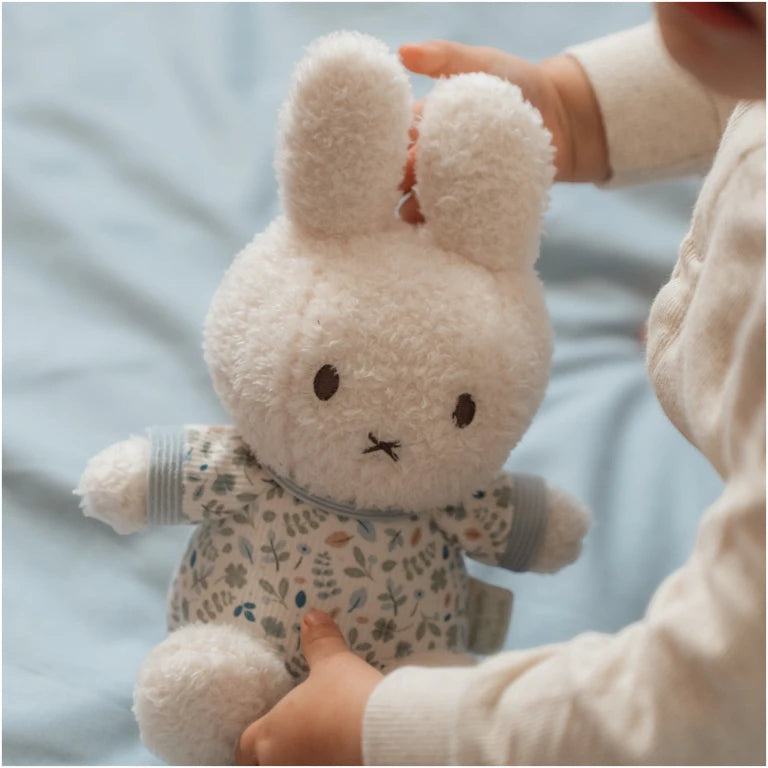 Miffy hug 20 cm Lucky Leaves