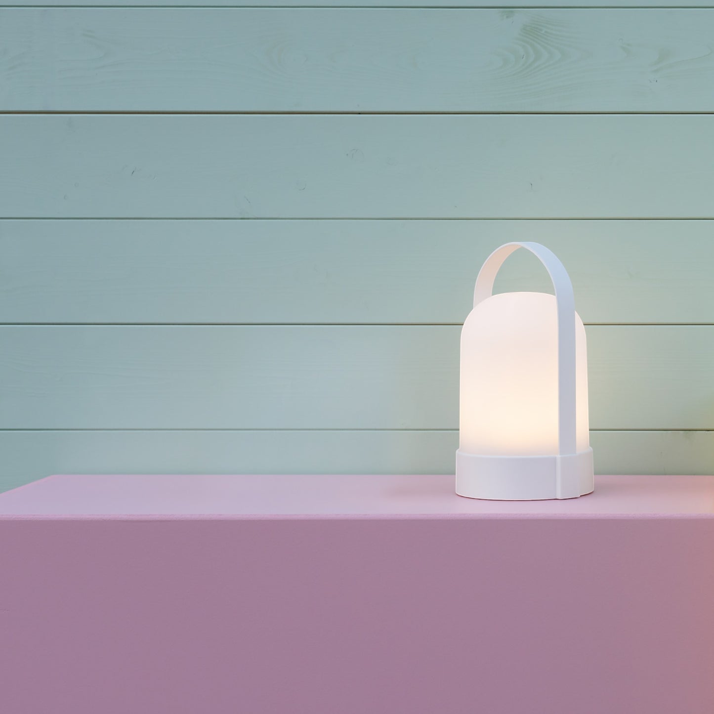 URI portable table lamp